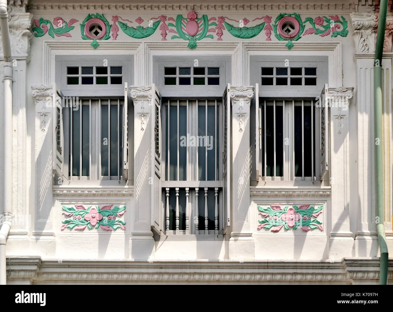 Extérieur de maison boutique traditionnelle avec façade gris et blanc, en bois gris majorquines et des sculptures de l'everton park historique de Singapour Banque D'Images