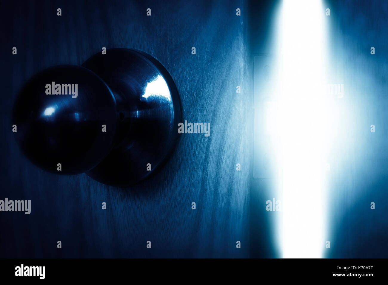 La lumière bleue magique lumineux à travers la porte ouverte. Banque D'Images