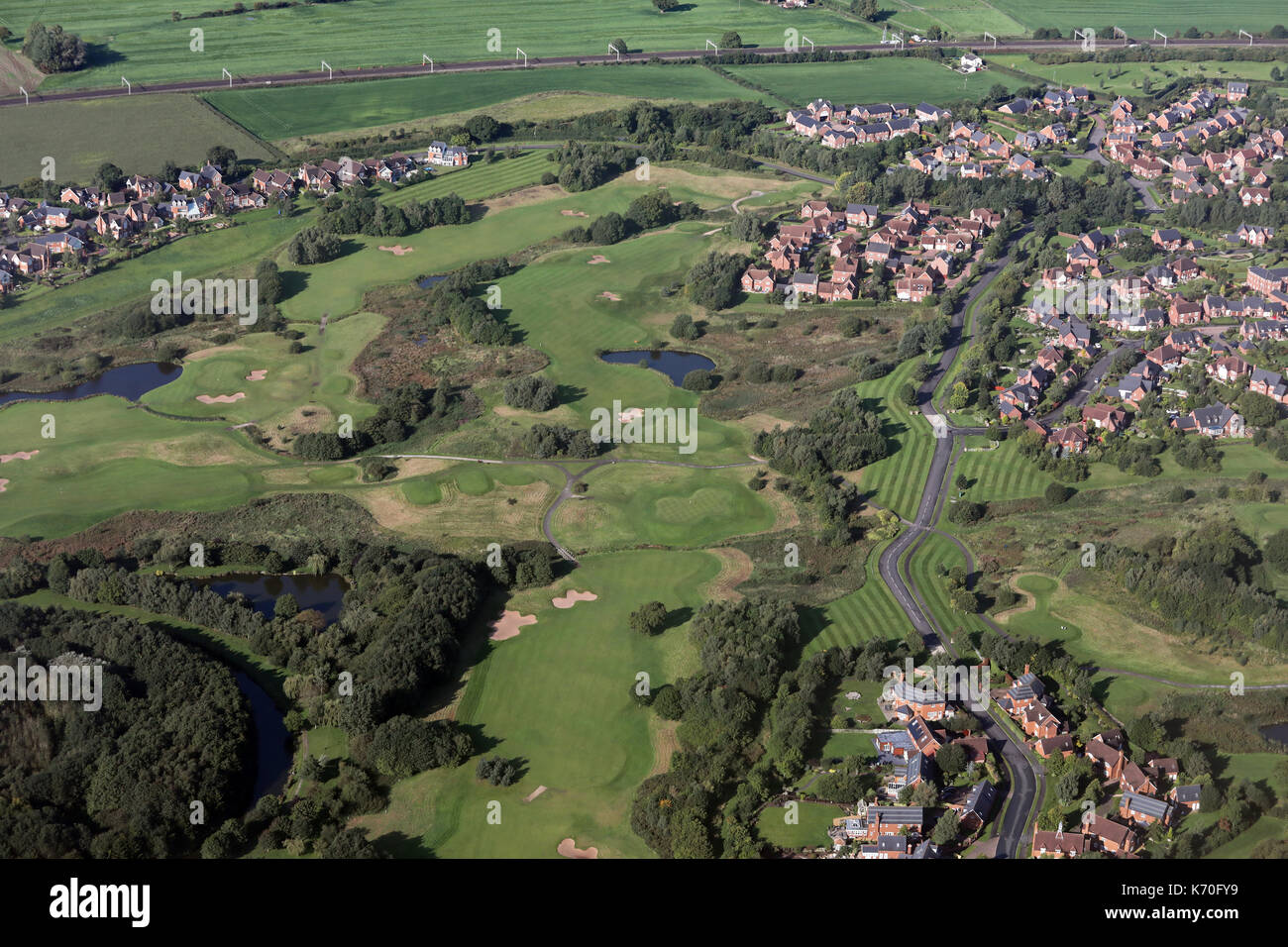 Vue aérienne du Wychwood Park Golf Club et du nouveau développement de logements, près de Crewe, Cheshire, Royaume-Uni Banque D'Images
