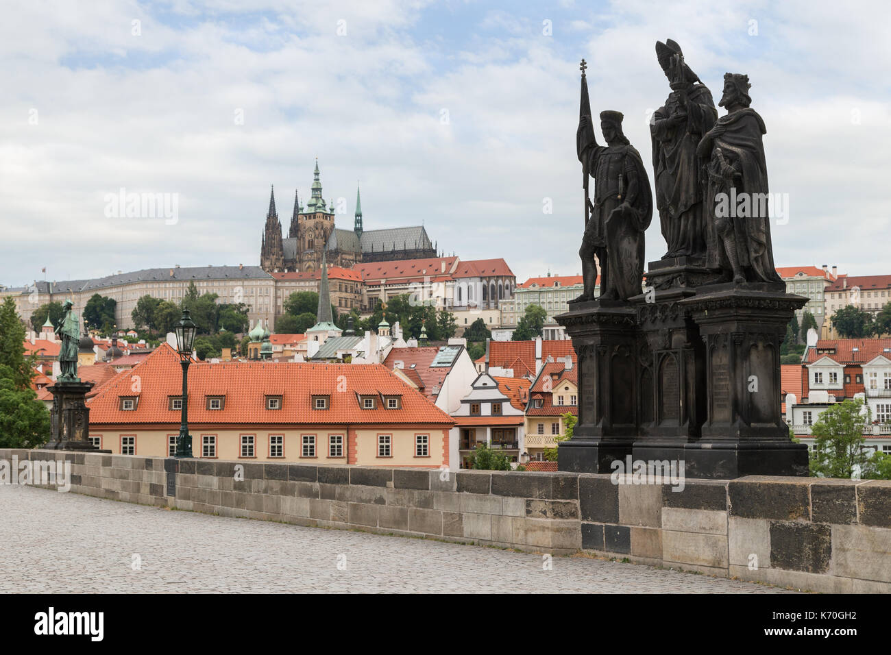 Vue sur le quartier de mala strana et statue de saint Norbert de Xanten, Venceslas et sigismund au pont Charles (Karluv Most) à Prague. Banque D'Images