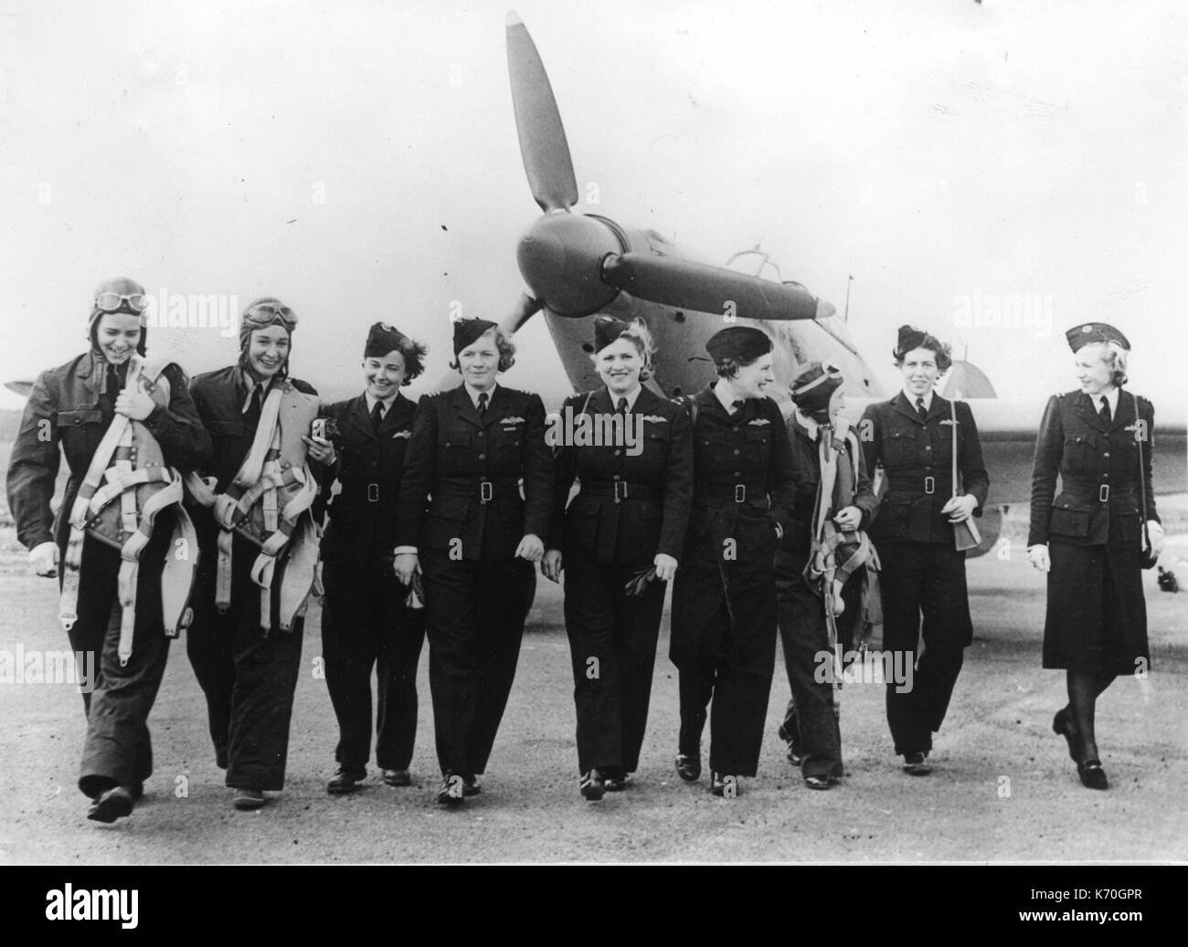 Les femmes américaines qui volent DES NAVIRES DE GUERRE DANS LES HOMMES QUI LES PILOTENT CONTRE L'AXE -- les femmes de l'Organisation des Nations Unies -- les membres américains et britanniques de l'A.T.A., prêts à relever les endroits chasseur Hurricane pour livraison à des pilotes de la RAF. 13 juin 1942. Banque D'Images