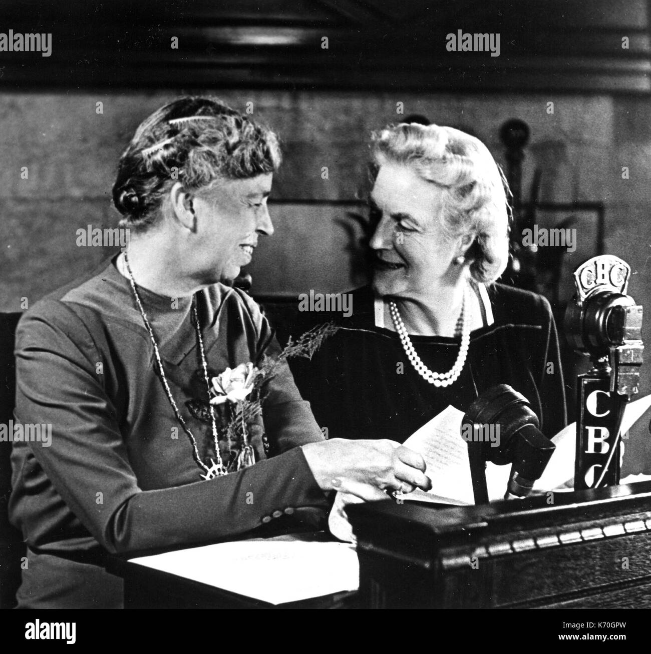 Mme Franklin D. Roosevelt et Mme Winston Churchill sont présentés ici en tant qu'elles posent pour les photographes peu avant ils ont adressé les Canadiens sur le réseau de Radio-Canada au Château Frontenac. Les premières dames de la Conférence de Québec plus tard a assisté à la réception donnée par le premier ministre MacKenzie King. Canada, 1944. Banque D'Images