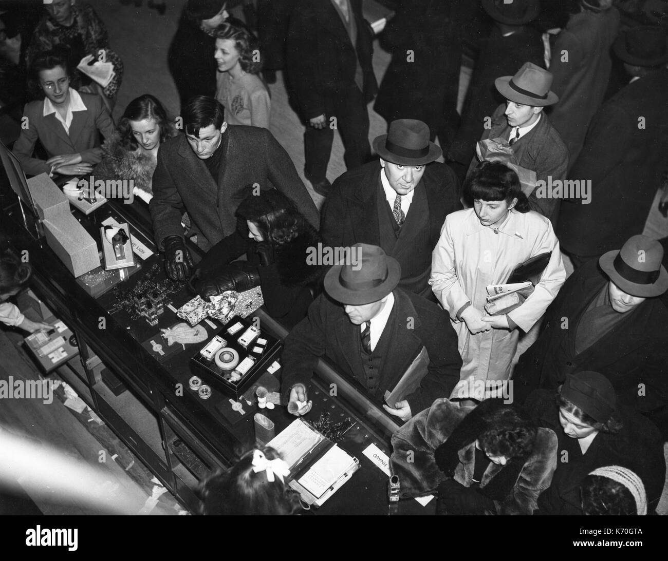 Les magasins dans le département Cadeaux pour Hommes chez Macy's la semaine avant Noël. 1942, la ville de New York. Banque D'Images