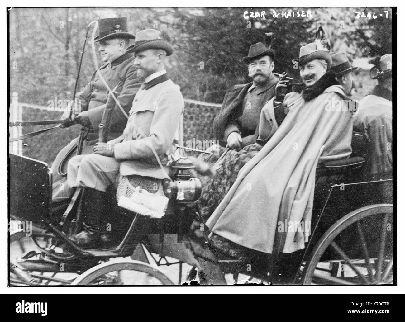 Cousins Royal Tsar Nicolas de Russie (siège du milieu, à gauche) et l'empereur Guillaume II de Prusse (holding cigarette) Profitez d'une balade en calèche ensemble. Peut-être 1913. Banque D'Images