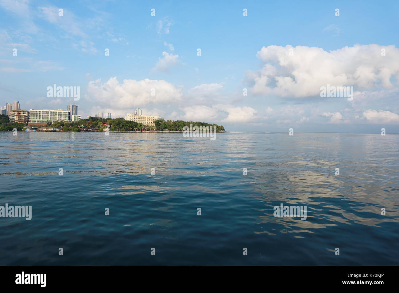 Vue sur Pattaya Beach hotel,dans la province de Chonburi côtières de la Thaïlande le jour. Banque D'Images