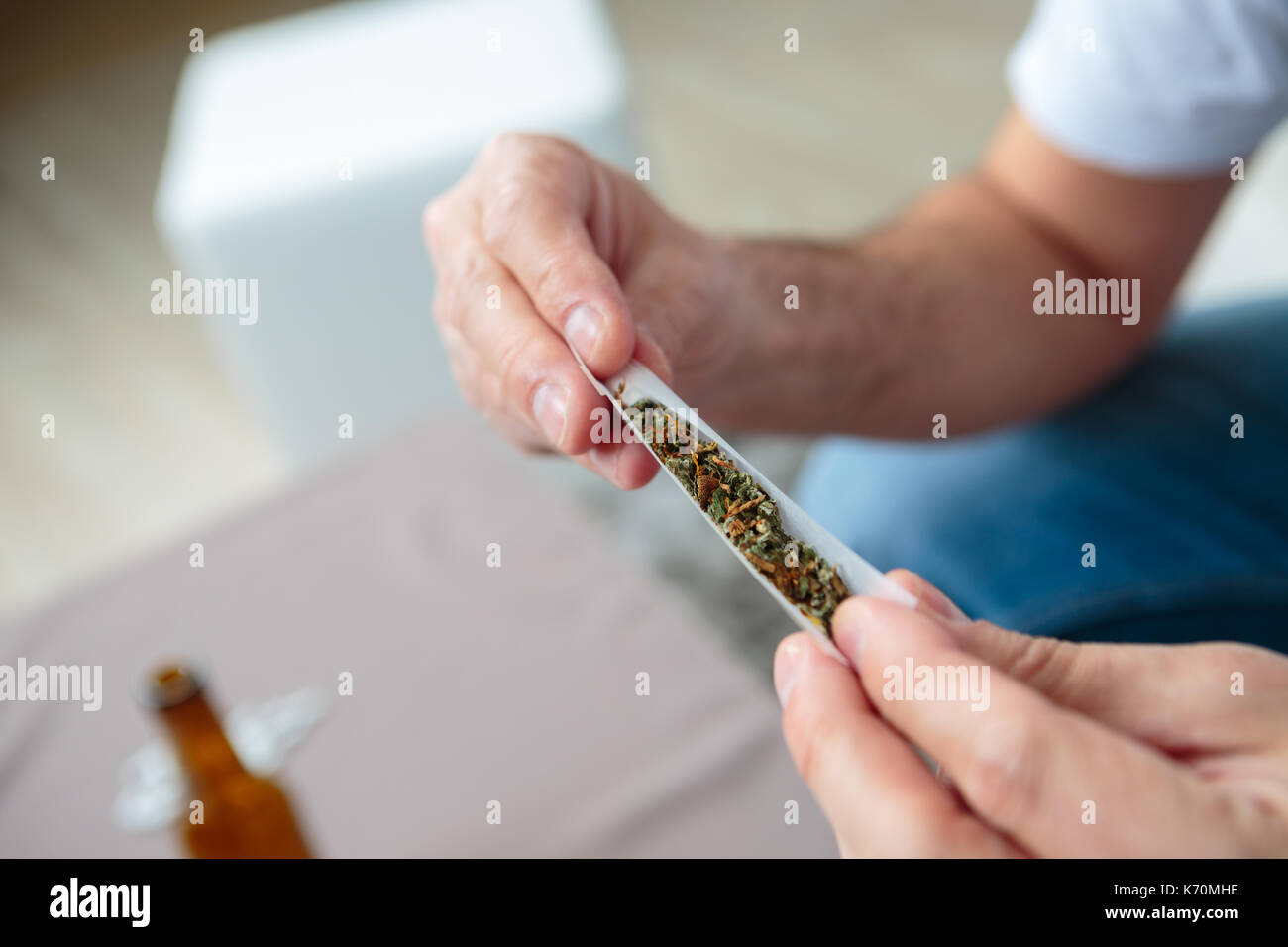 Homme de rouler un joint Banque D'Images