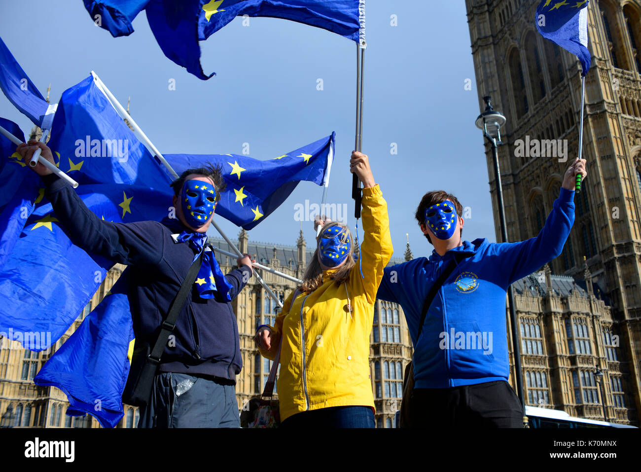 Pro Europe remainers brexit anti manifestants brandissant des drapeaux européens à l'extérieur du Parlement du Palais de Westminster, Londres. L'espace pour copier Banque D'Images