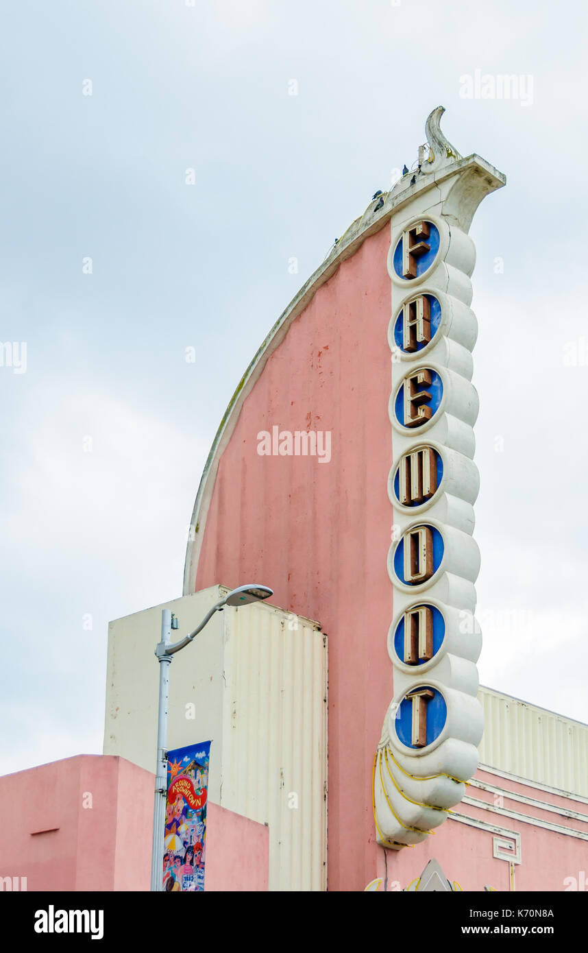 Fremont Theatre marquee à San Luis Obispo, Californie, l'un des derniers théâtres historiques Streamline moderne construit par l'architecte S. Charles Lee. Banque D'Images