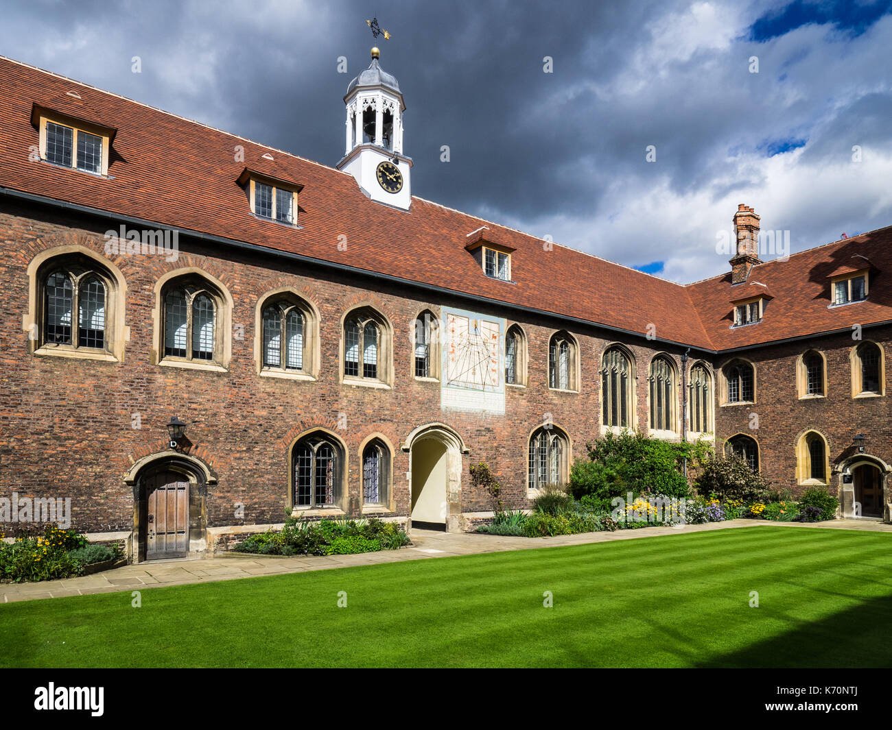 Queens College University of Cambridge - cour intérieure et de l'horloge du Queens College, qui fait partie de l'Université de Cambridge, le collège a été fondé 1448 Banque D'Images