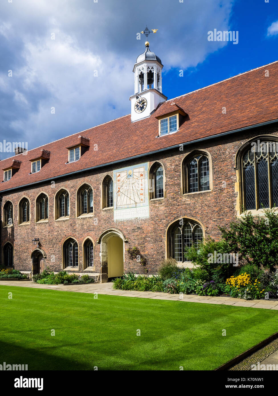 Queens College University of Cambridge - cour intérieure et de l'horloge du Queens College, qui fait partie de l'Université de Cambridge, le collège a été fondé 1448 Banque D'Images