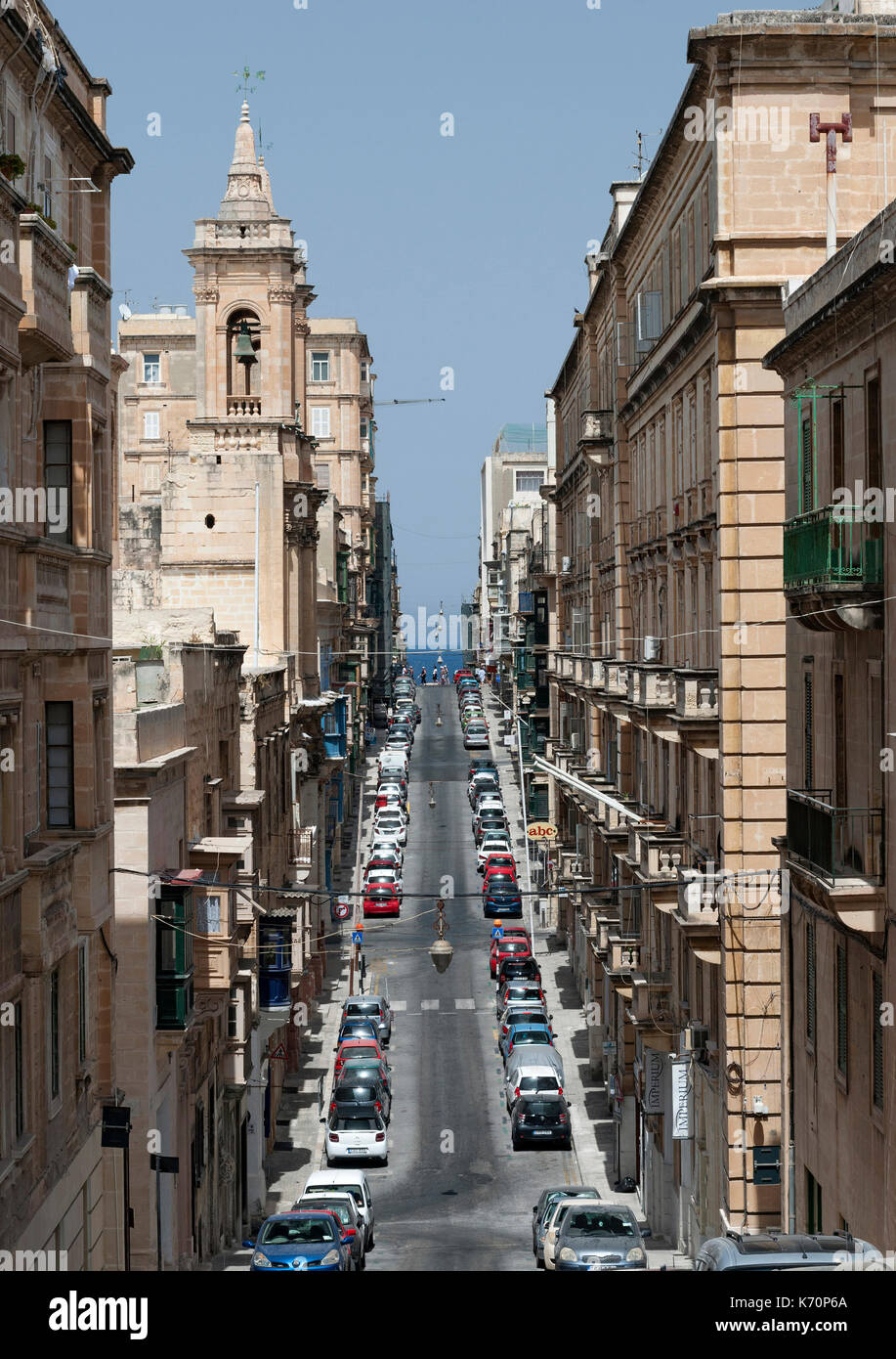 Vue vers le bas Old Bakery Street (Triq L-ifran) à La Valette, capitale de Malte. Banque D'Images