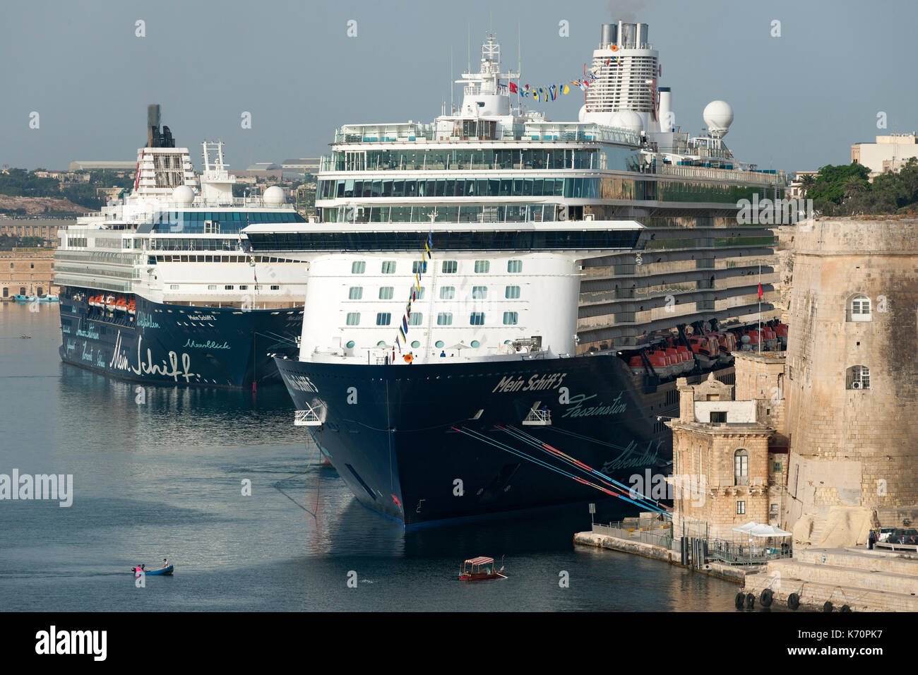 Le Mein Schiff 5 bateau de croisière amarré dans le Grand Port de La Valette, Malte. Banque D'Images
