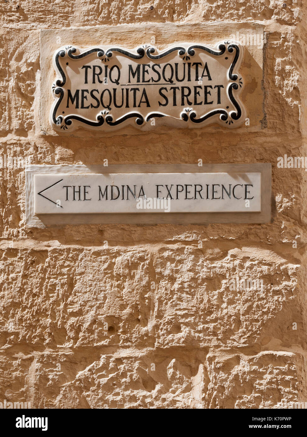 Des plaques de rue dans la vieille ville fortifiée de Mdina (Città Vecchia ou Città Notabile) à Malte. Banque D'Images