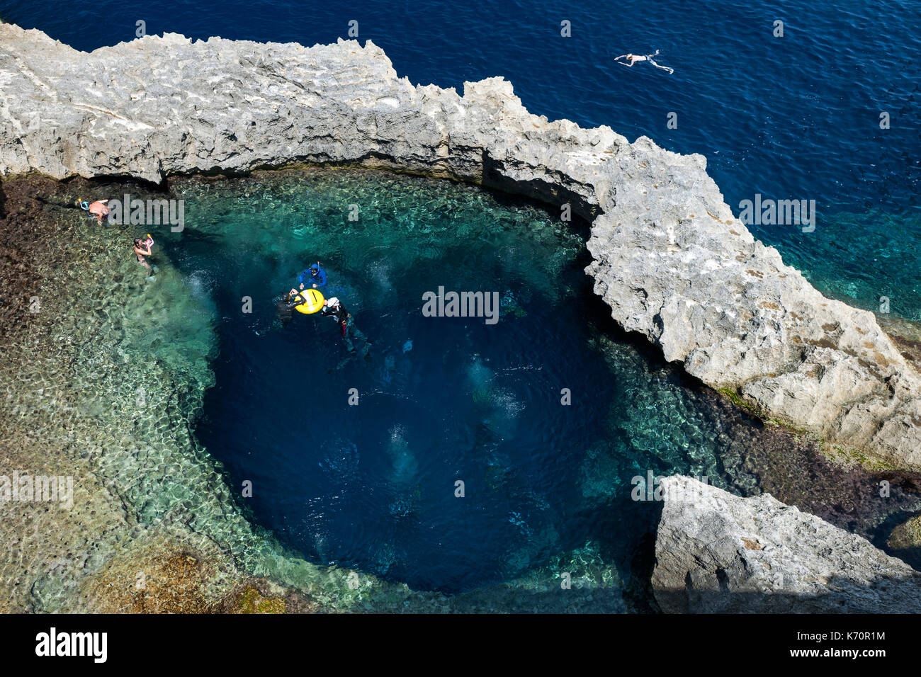 Site de plongée à proximité de l'ancienne fenêtre d'Azur rock arch près de Dwejra Bay sur l'île de Gozo à Malte. Banque D'Images