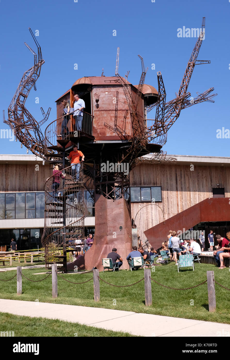Les visiteurs dans la cabane à la brasserie Dogfish Head à Milton, Massachusetts Banque D'Images