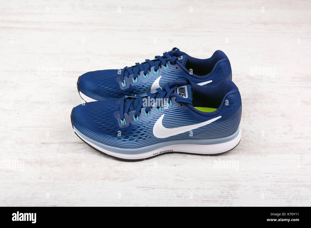 Burgas, Bulgarie - septembre 6, 2017 : Nike Air Pegasus 34 zoom chaussures  de course pour femmes en bleu sur fond de bois blanc. nike est un tissu  sportif global Photo Stock - Alamy