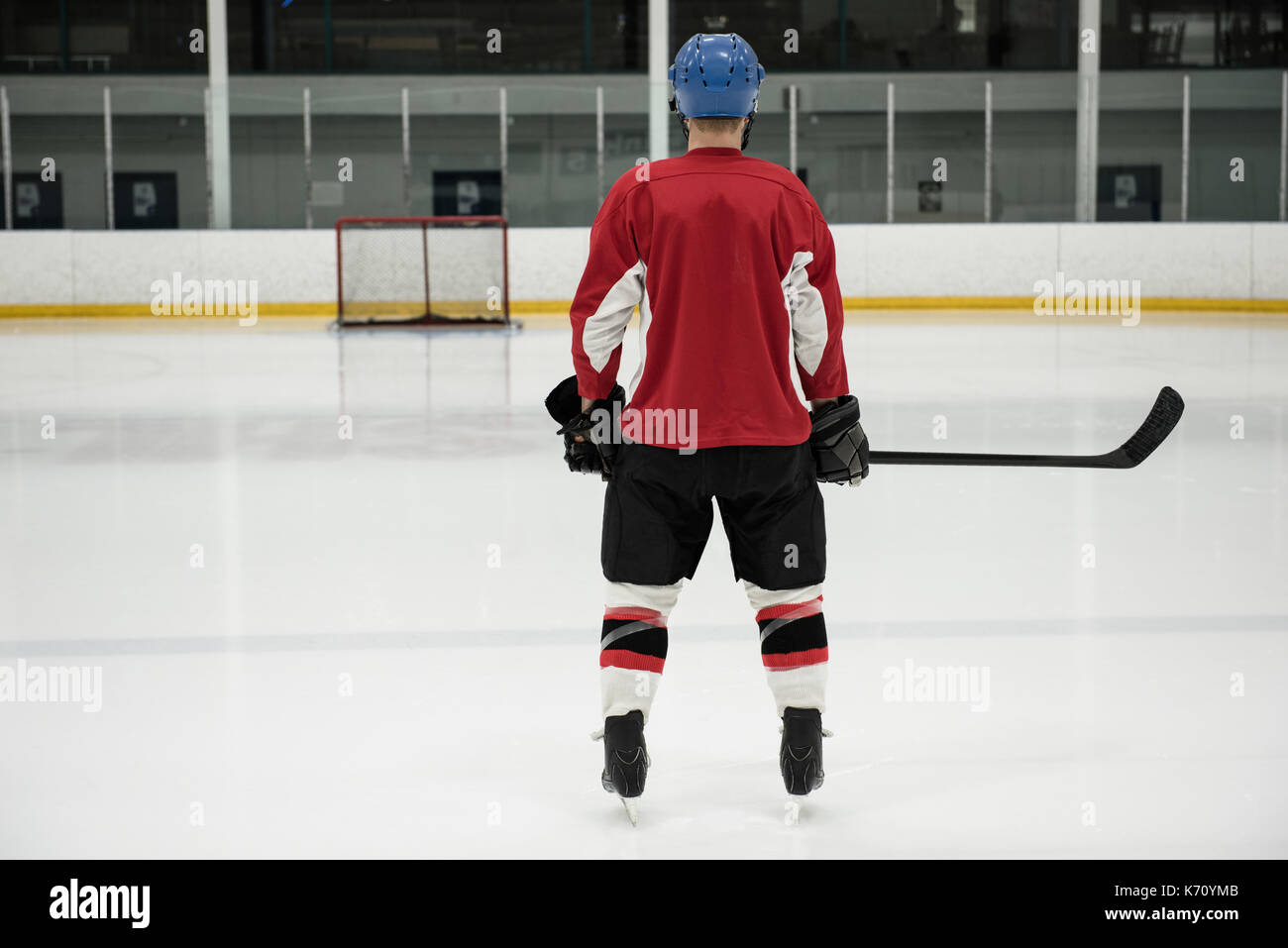 Vue arrière pleine longueur du joueur de hockey sur glace patinoire à permanent Banque D'Images
