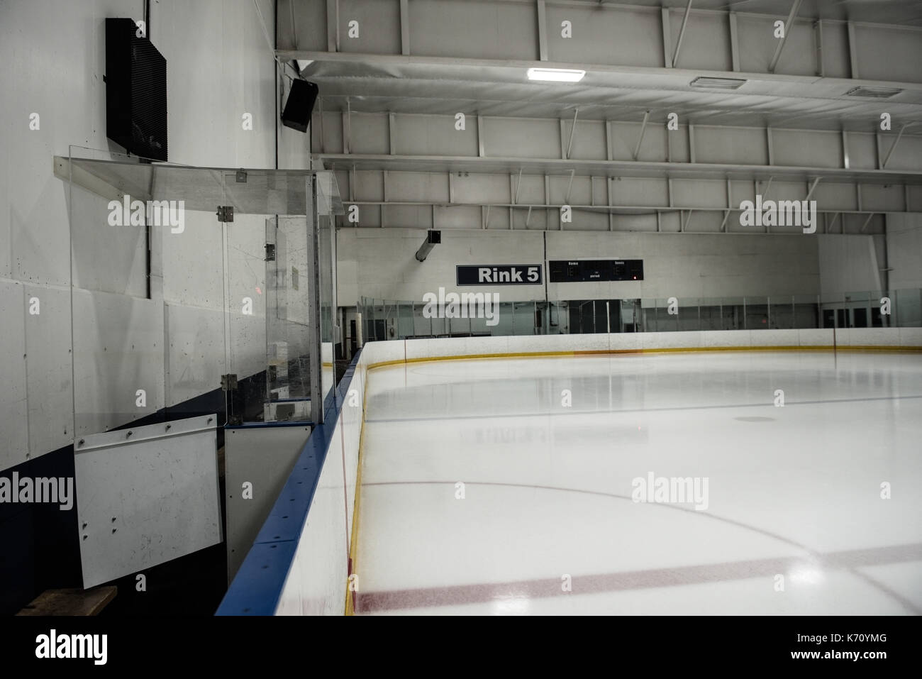 Au bord de la patinoire de hockey sur glace lumineux vide Banque D'Images