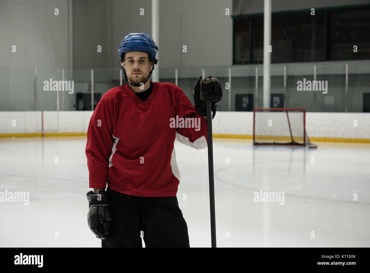 Portrait de joueur de hockey sur glace masculin debout à rink Banque D'Images