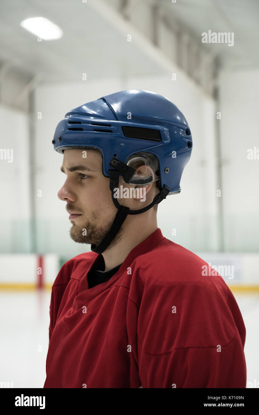 Joueur de hockey sur glace masculin à la voiture tandis que debout à rink Banque D'Images