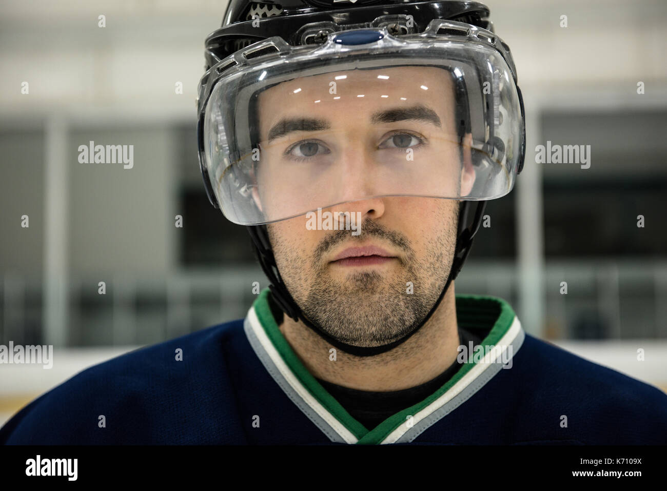 Close-up portrait de joueur de hockey sur glace masculin portant des chapeaux à rink Banque D'Images