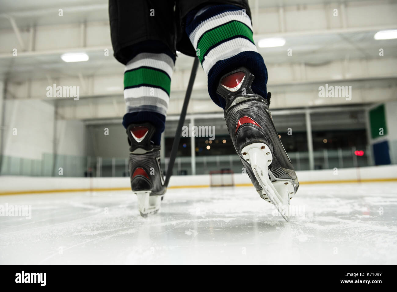 La section basse de l'homme joueur de jouer au hockey sur glace rink Banque D'Images