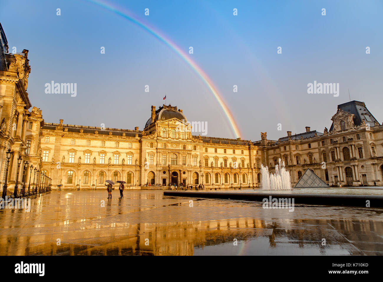 Arc-en-ciel sur le Louvre à Paris Banque D'Images