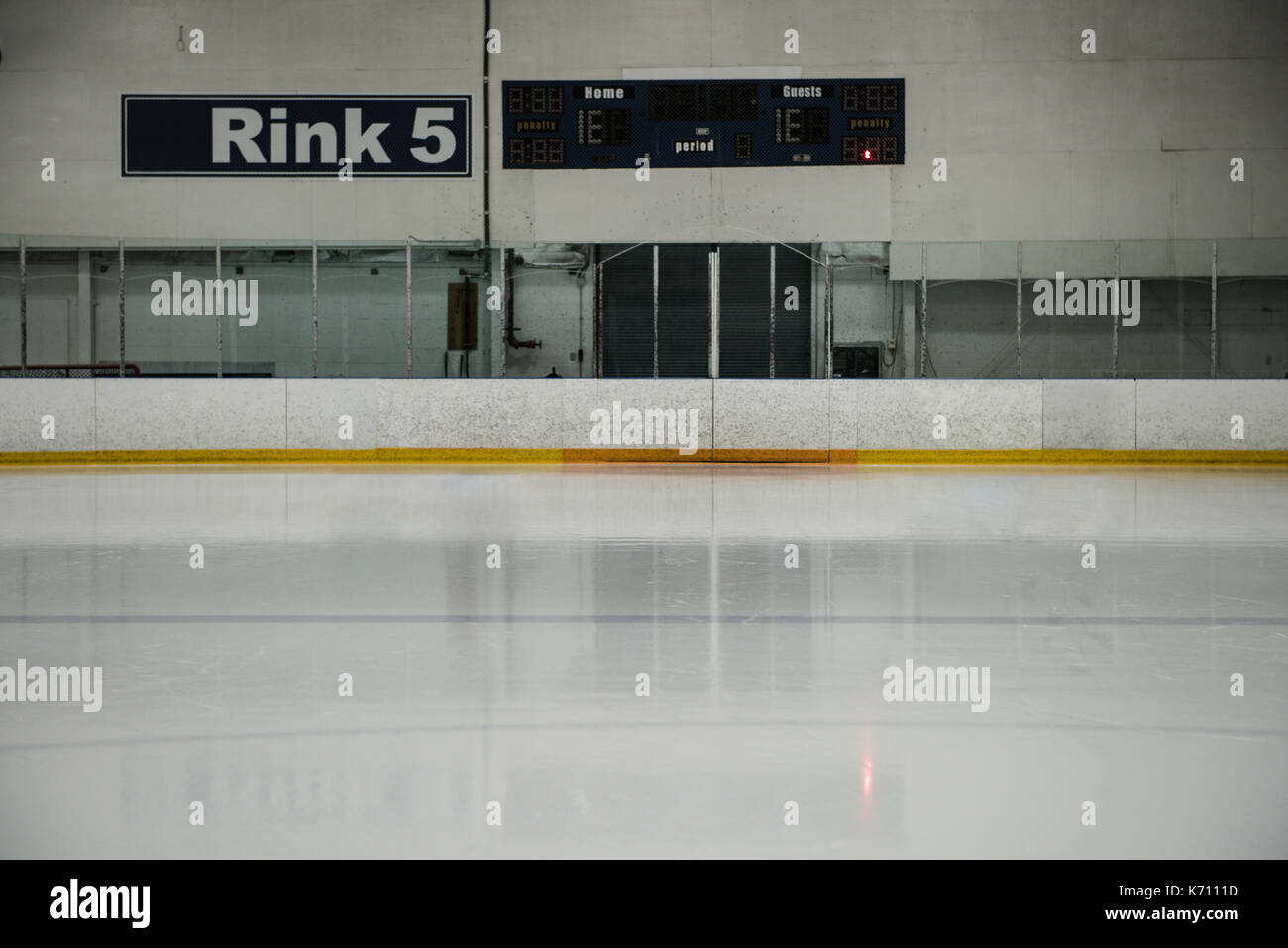 Au bord de la patinoire de hockey sur glace vide Banque D'Images