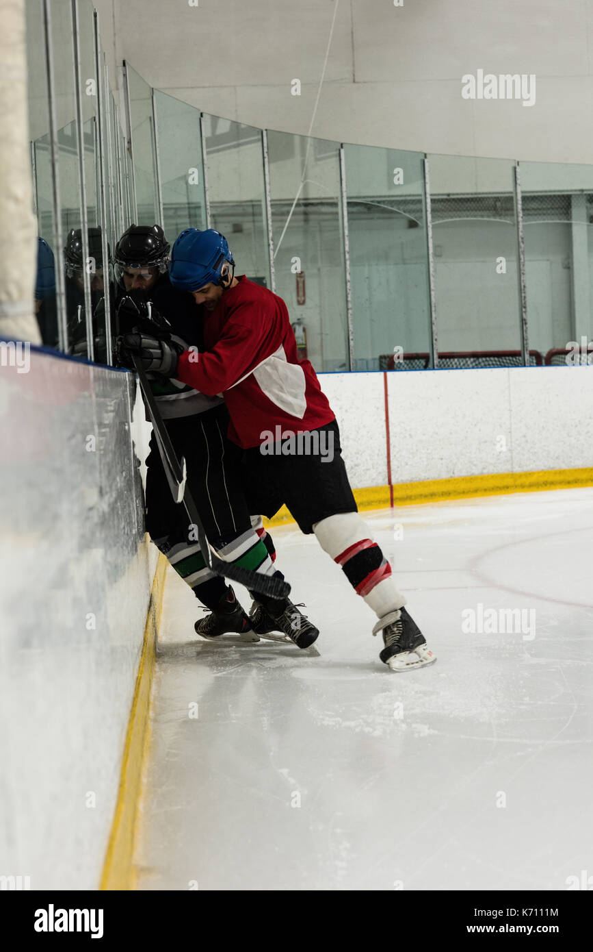 Toute la longueur de l'homme jouant au hockey sur glace rink Banque D'Images