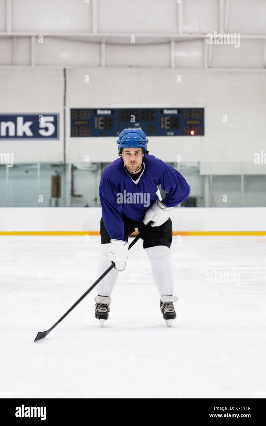 Portrait de l'homme joueur de jouer au hockey sur glace rink Banque D'Images