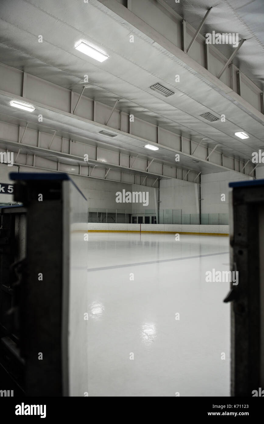 Patinoire de hockey sur glace lumineux vide Banque D'Images