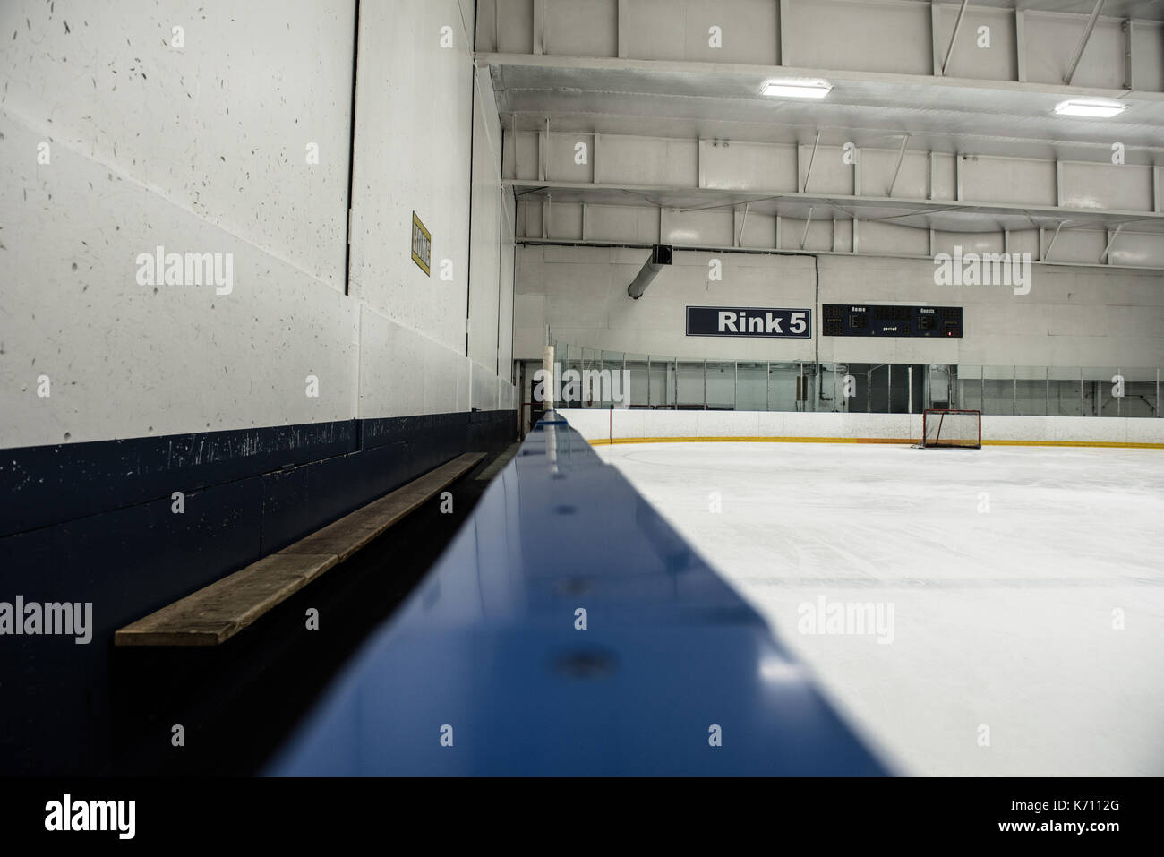 Patinoire de hockey sur glace vide lumineux Banque D'Images
