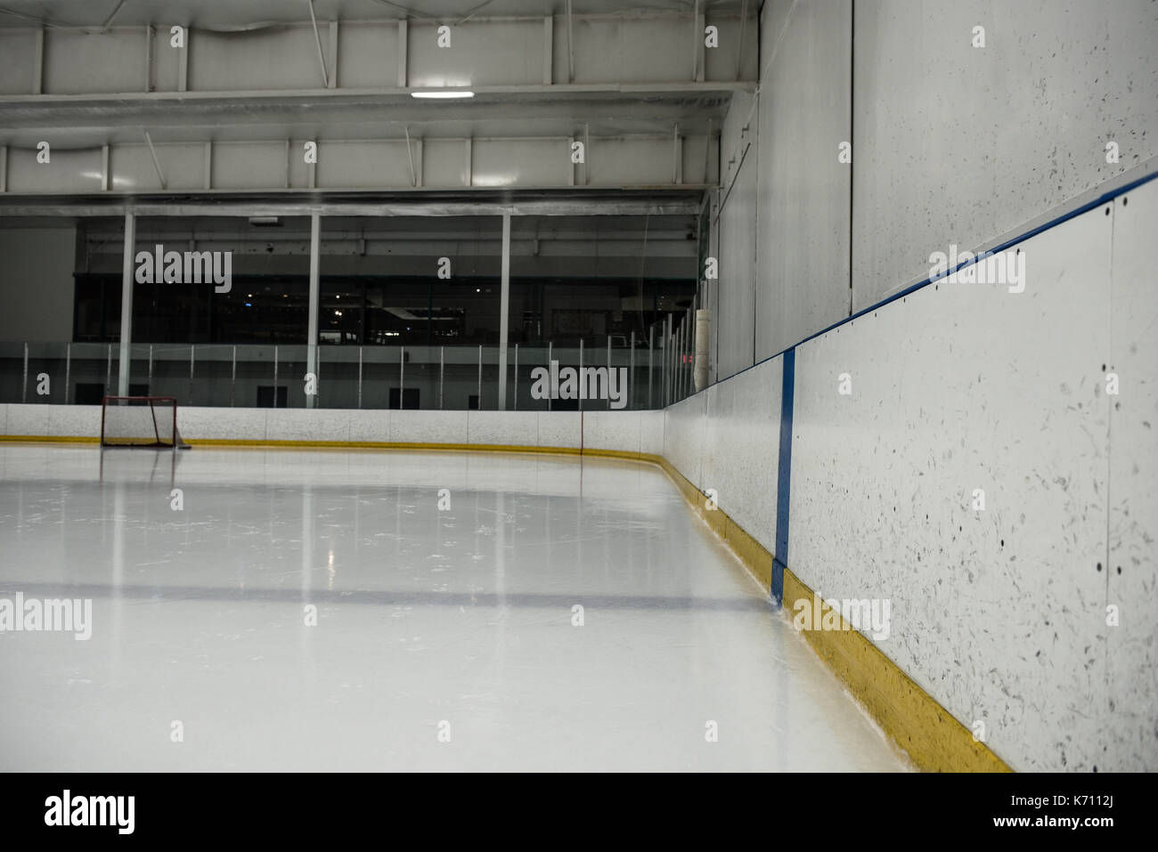 Patinoire de hockey sur glace lumineux vide Banque D'Images