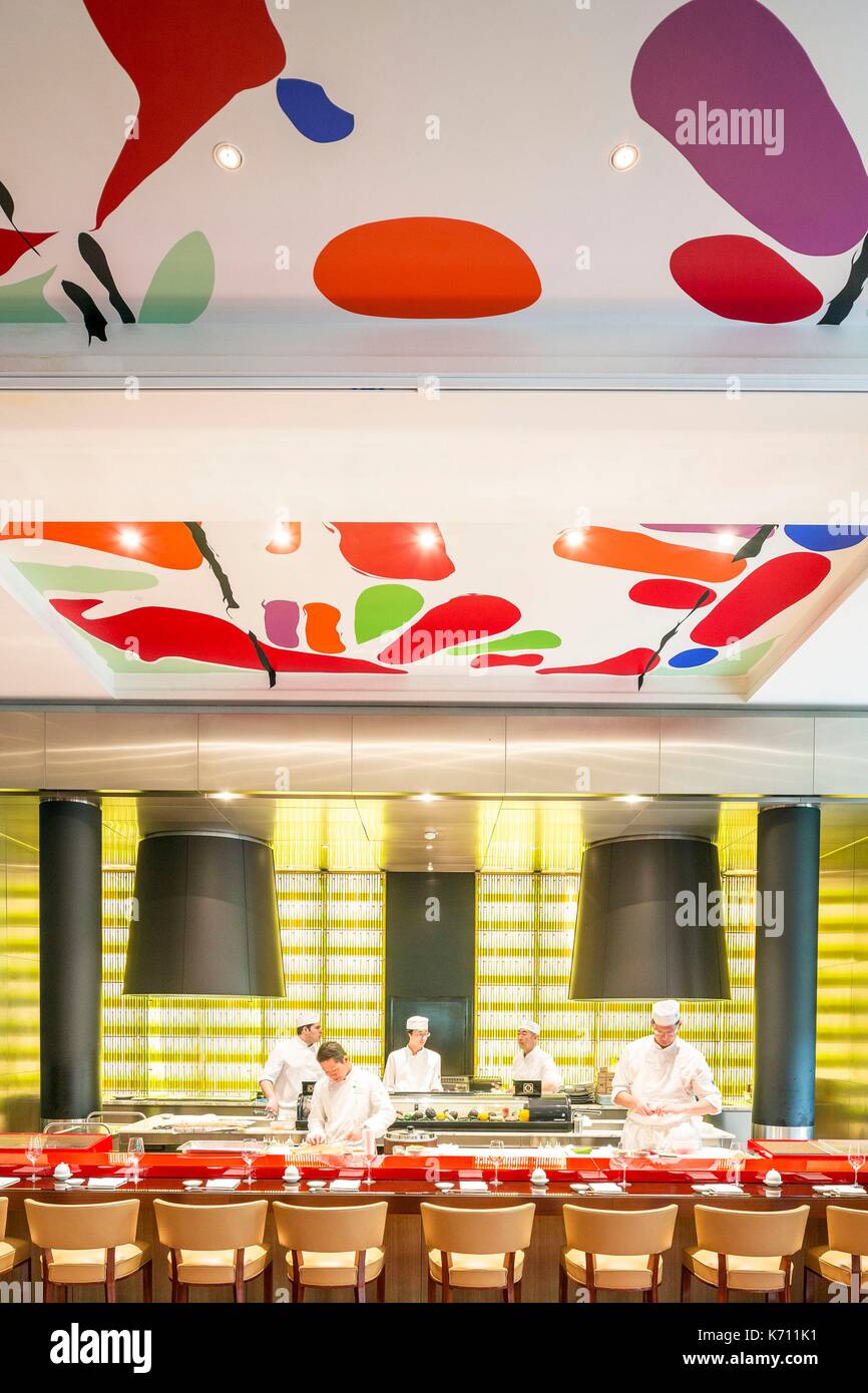 France, Paris, avenue Hoche, hotel de luxe Le Royal Monceau Raffles a ouvert ses portes en 2010 après une rénovation de Philippe Starck, un restaurant gastronomique japonais péruvien appelé Matsuhisa et ouvert par le chef Nobu Matsuhisa Banque D'Images