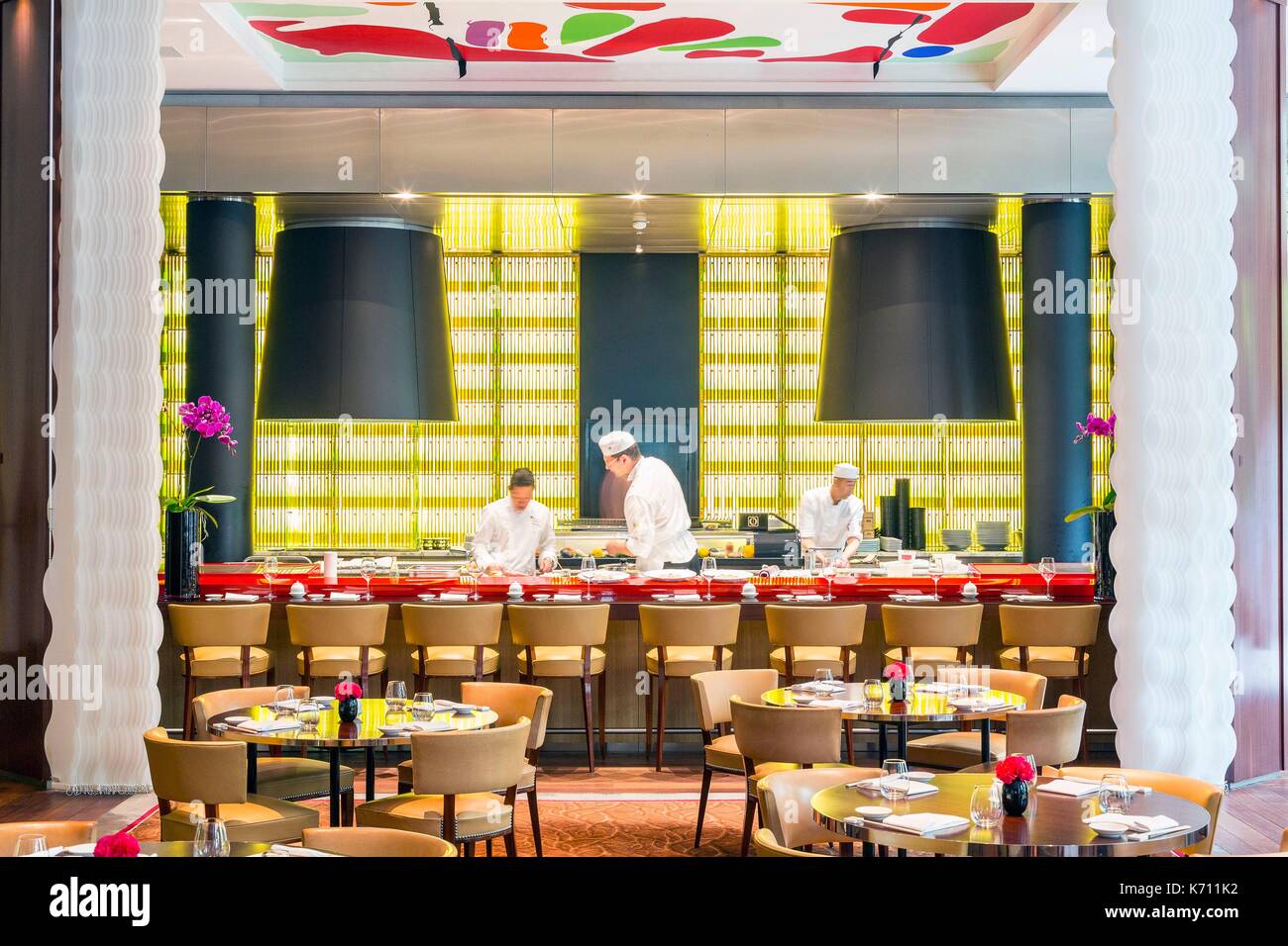 France, Paris, avenue Hoche, hotel de luxe Le Royal Monceau Raffles a ouvert ses portes en 2010 après une rénovation de Philippe Starck, un restaurant gastronomique japonais péruvien appelé Matsuhisa et ouvert par le chef Nobu Matsuhisa Banque D'Images