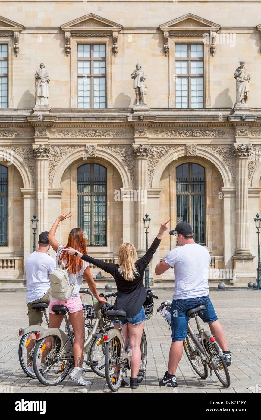 France, Paris, Palais du Louvre, Cour Napoléon, Pavillon Sully du 17e siècle, Velib Banque D'Images