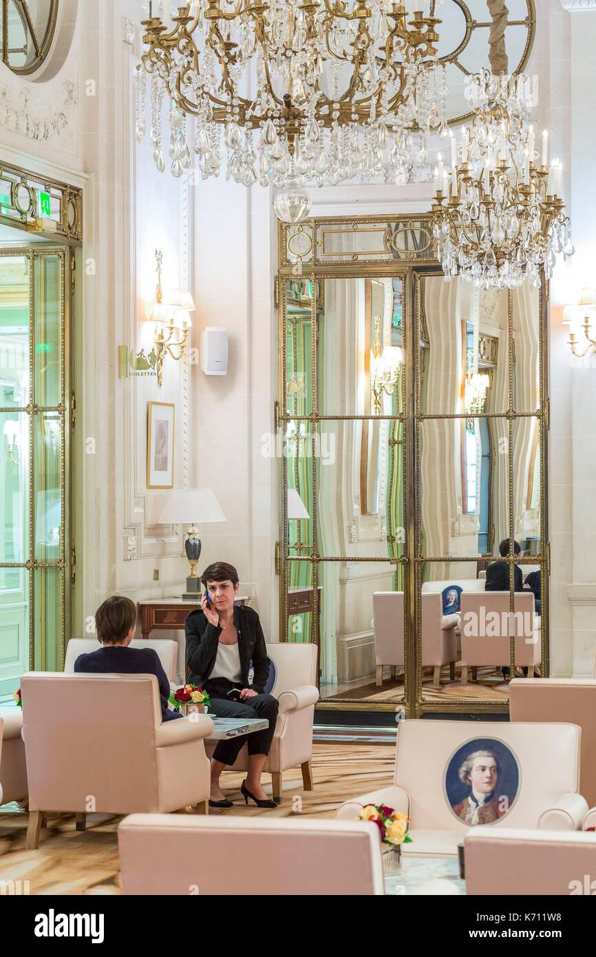 France, Paris, Rue de Rivoli, luxury hotel Le Meurice fondée par Augustin Meurice en 1838 et fréquenté par Jean Cocteau, la reine Victoria, Ernest Hemingway, Pablo Picasso, Andy Warhol ... Banque D'Images