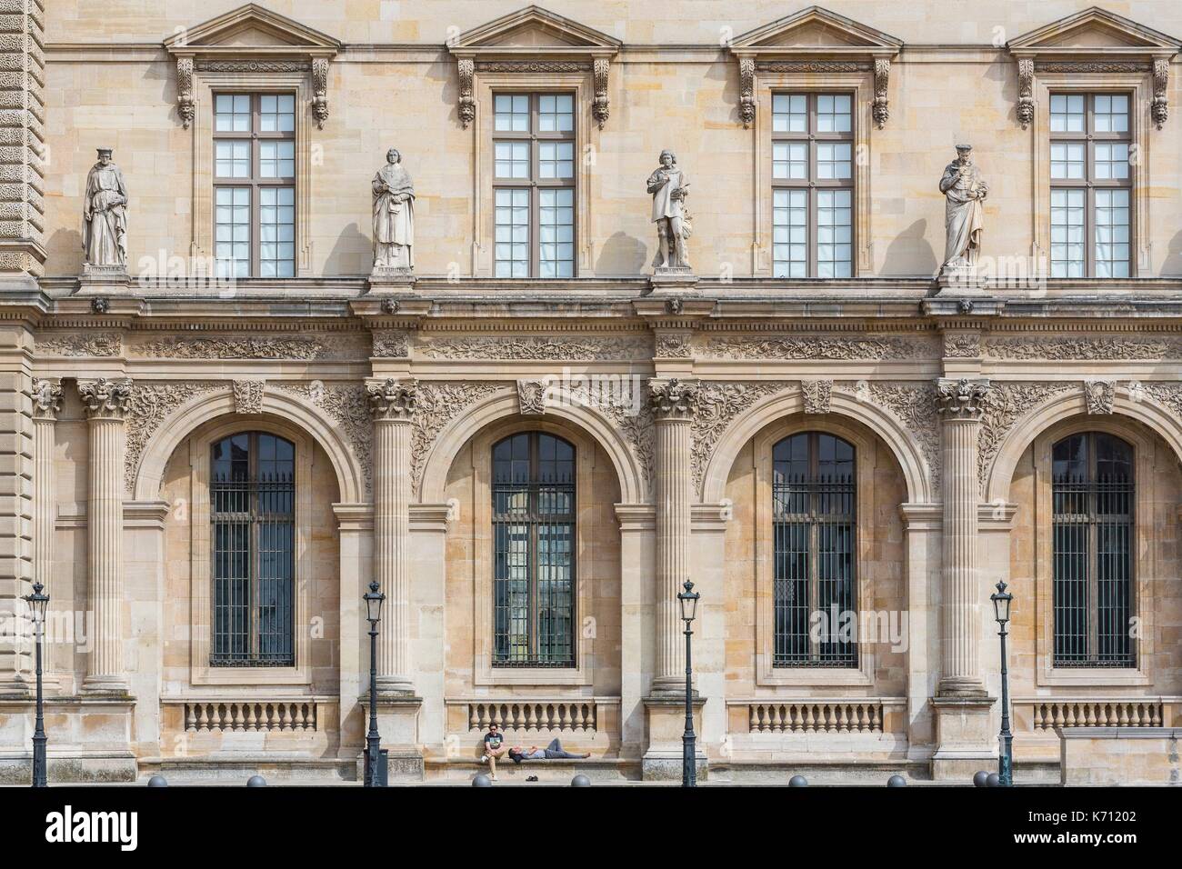 France, Paris, Palais du Louvre, Cour Napoléon, Pavillon Sully du 17e siècle Banque D'Images