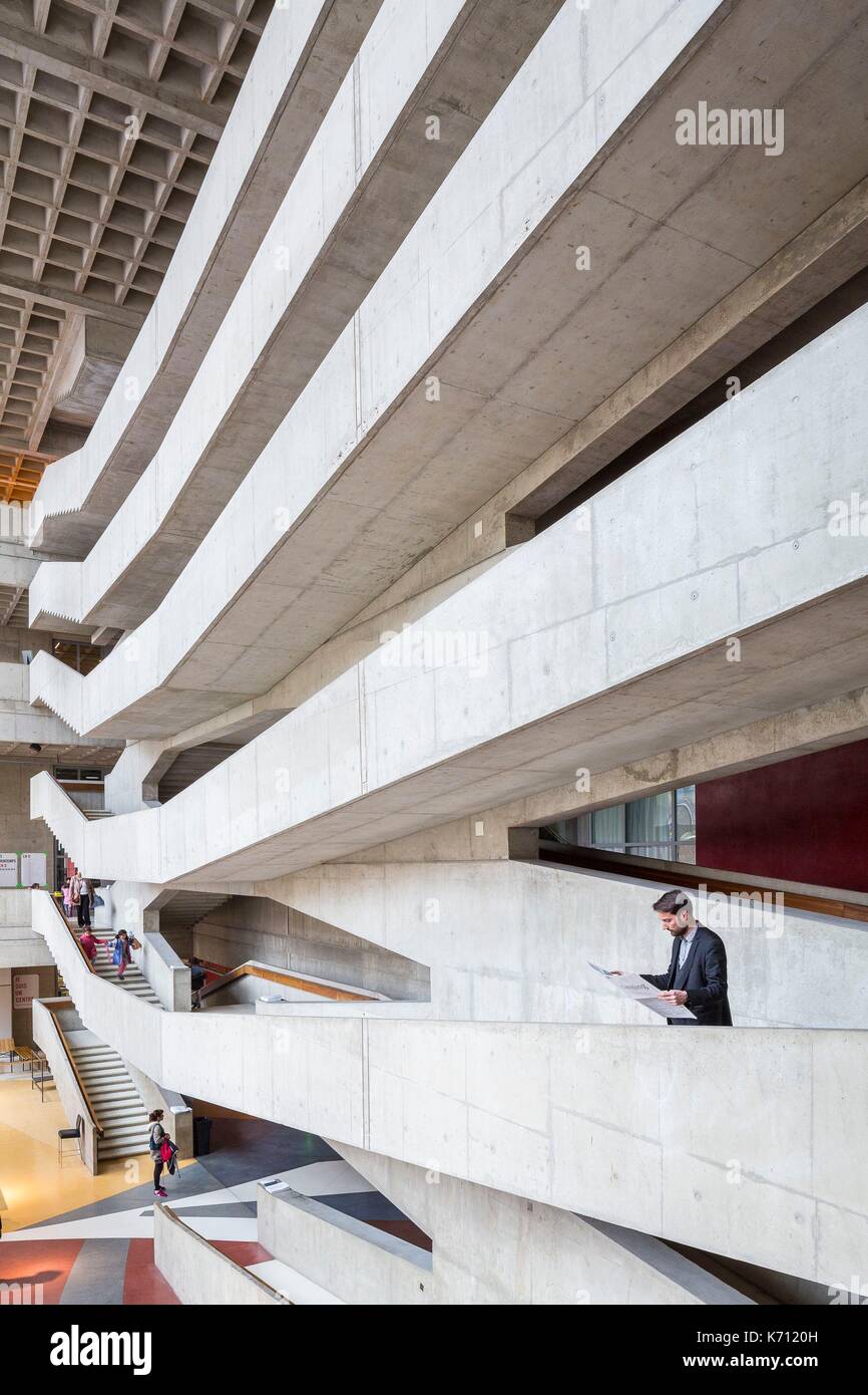 France, Seine Saint Denis, Pantin, Centre National de la danse (CND) installé dans un bâtiment de l'architecte Jacques Kalisz brutaliste, atrium Banque D'Images