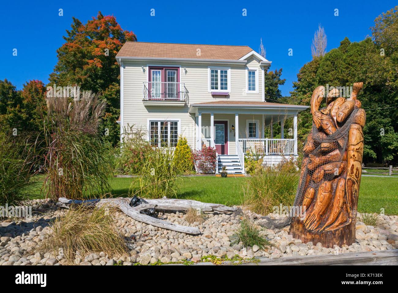 Canada, Québec, le pittoresque chemin du Roy, la région de la Mauricie, Deschambault Grondines, Cap Sante, belle maison et sculpture en bois Banque D'Images