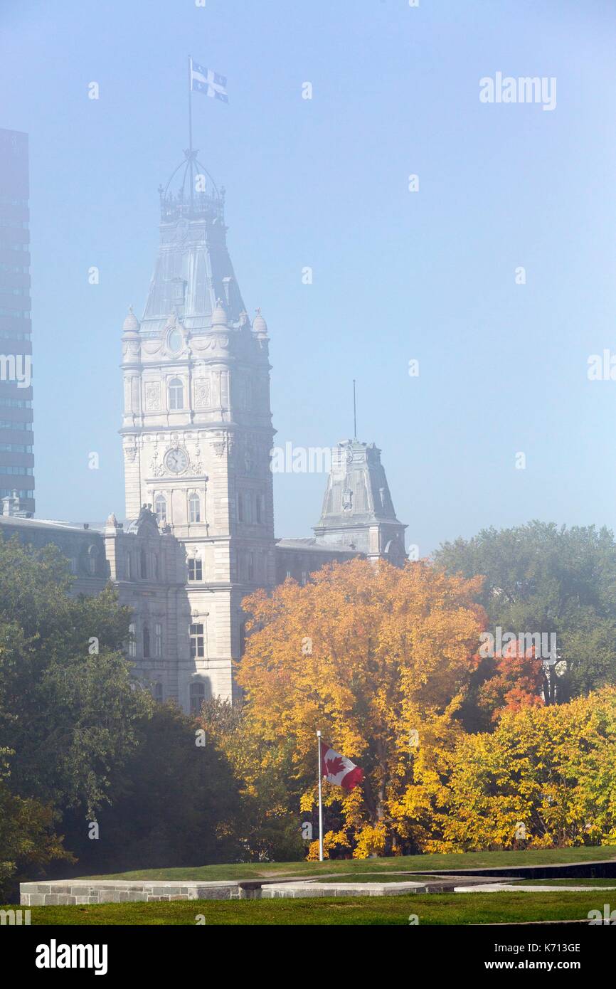 Canada, Québec, le pittoresque chemin du Roy, la ville de Québec, des plaines d'Abraham, le Champs de Bataille park, remparts et le parlement de la province dans le brouillard d'automne Banque D'Images