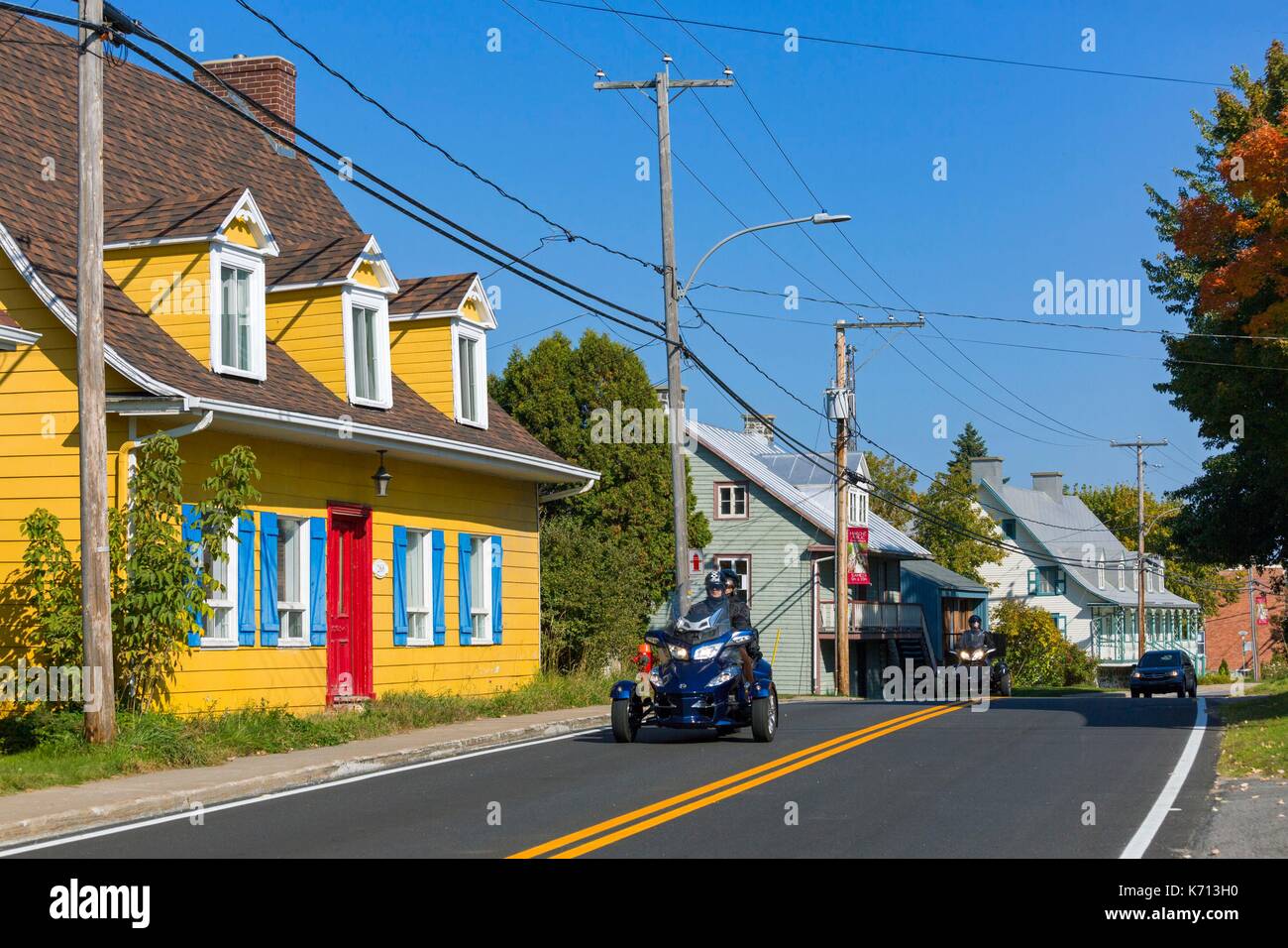 Canada, Québec, le pittoresque chemin du Roy, la région de la Mauricie, Deschambault Grondine, l'un des plus beaux villages du Québec, la route 138 et de ses belles maisons, 3 roues et quad motos Banque D'Images