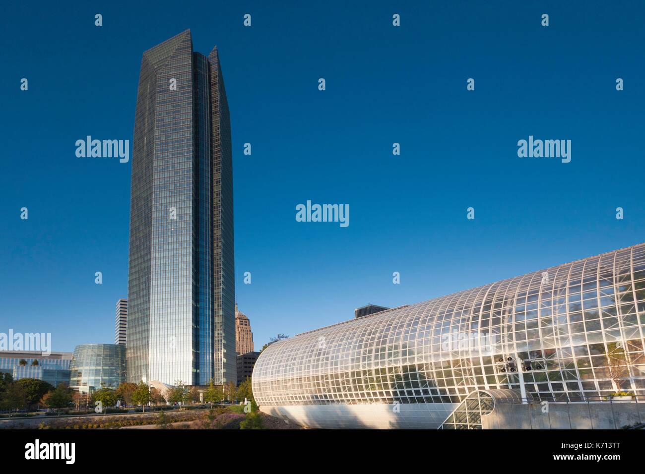 United States, Texas, Oklahoma City, Devon Tower, plus haut édifice, construit en 2012 et la Myriad Botanical Gardens Banque D'Images