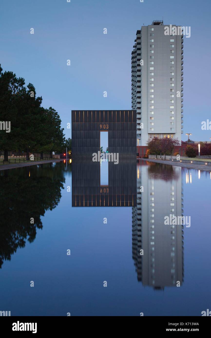 United States, Texas, Oklahoma City, Oklahoma City National Memorial aux victimes de l'immeuble fédéral Alfred P. Murrah attentat du 19 avril 1995, Entrée Ouest, Dawn Banque D'Images