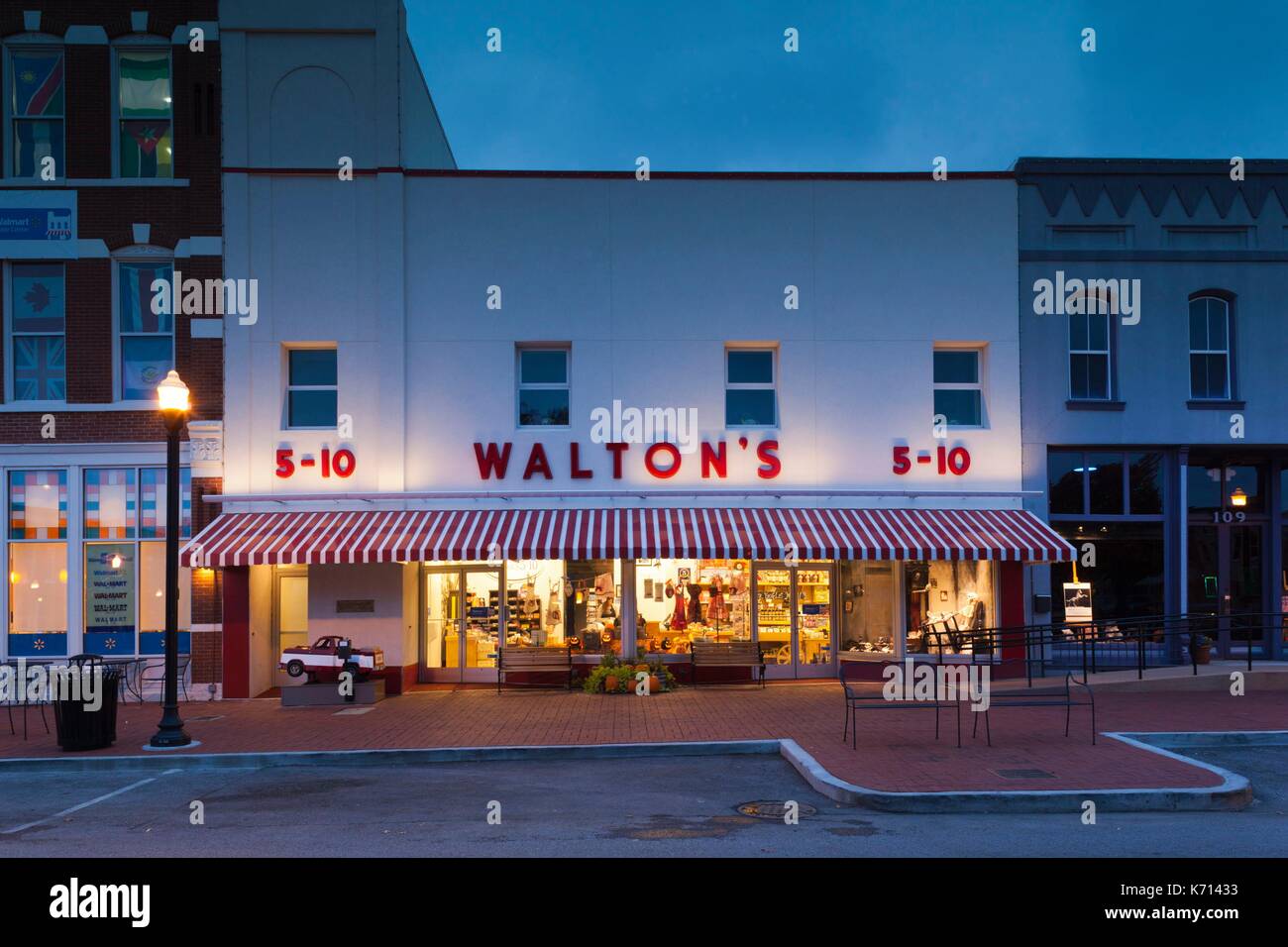 United States, New York, Bentonville, extérieur de Walton's 5-10 store, maintenant le Centre d'accueil de Walmart Banque D'Images