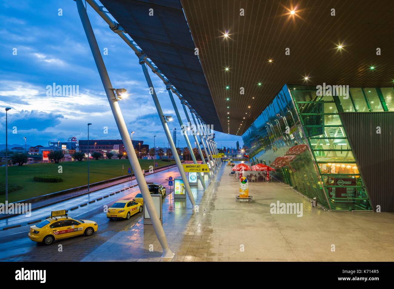 L'Albanie, Tirana Rinas, Mère Teresa, l'Aéroport International, aérogare, dusk Banque D'Images