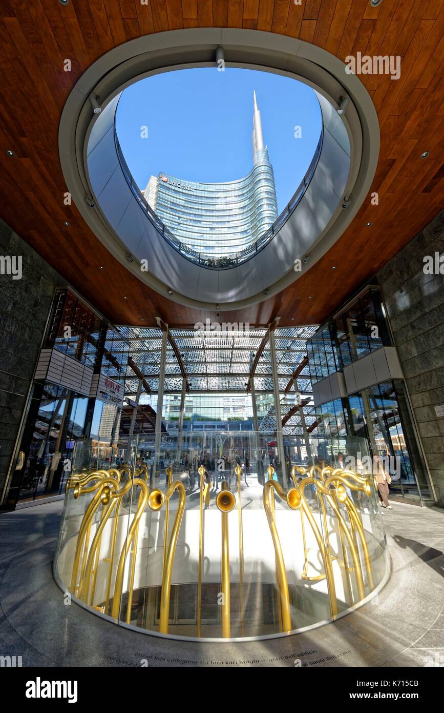 L'Italie, Lombardie, Milan, Porta Nuova Garibaldi district, le nouveau quartier d'affaires construit entre 2009 et 2015 avec le Tour d'Unicredit conçu par l'architecte Cesar Pelli, Gae Aulenti, carrés, l'installation d'Eido Antonio dédié à ceux qui, en passant, il n'y pensent de la voix et les bruits (bruits parasites) de la ville, de l'essuyage de la poésie dans cet environnement d'acier, sortes de lignes acoustiques qui conduisent (dur) les voix et les bruits d'une zone à l'autre de l'immeuble, de que de créer des liens sans que les haut-parleurs se voir inévitablement Banque D'Images