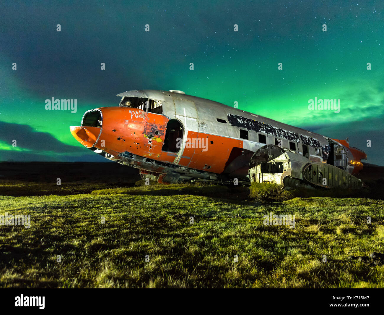 Un avion cargo de la Marine américaine R4D-6 écrasé sous les lumières islandaises du Nord à Þórshöfn Banque D'Images