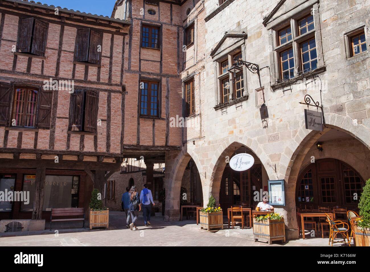 La France, Tarn, la vallée de Vere, Castelnau de Montmirail, étiqueté Les Plus Beaux Villages de France (Les Plus Beaux Villages de France), la place principale du village Banque D'Images