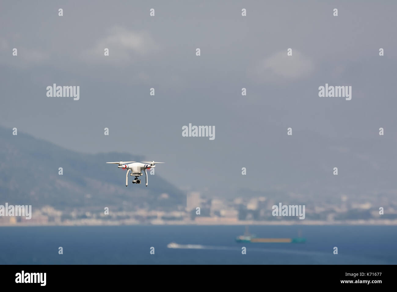 Drone vole dans le golfe de Salerne Banque D'Images